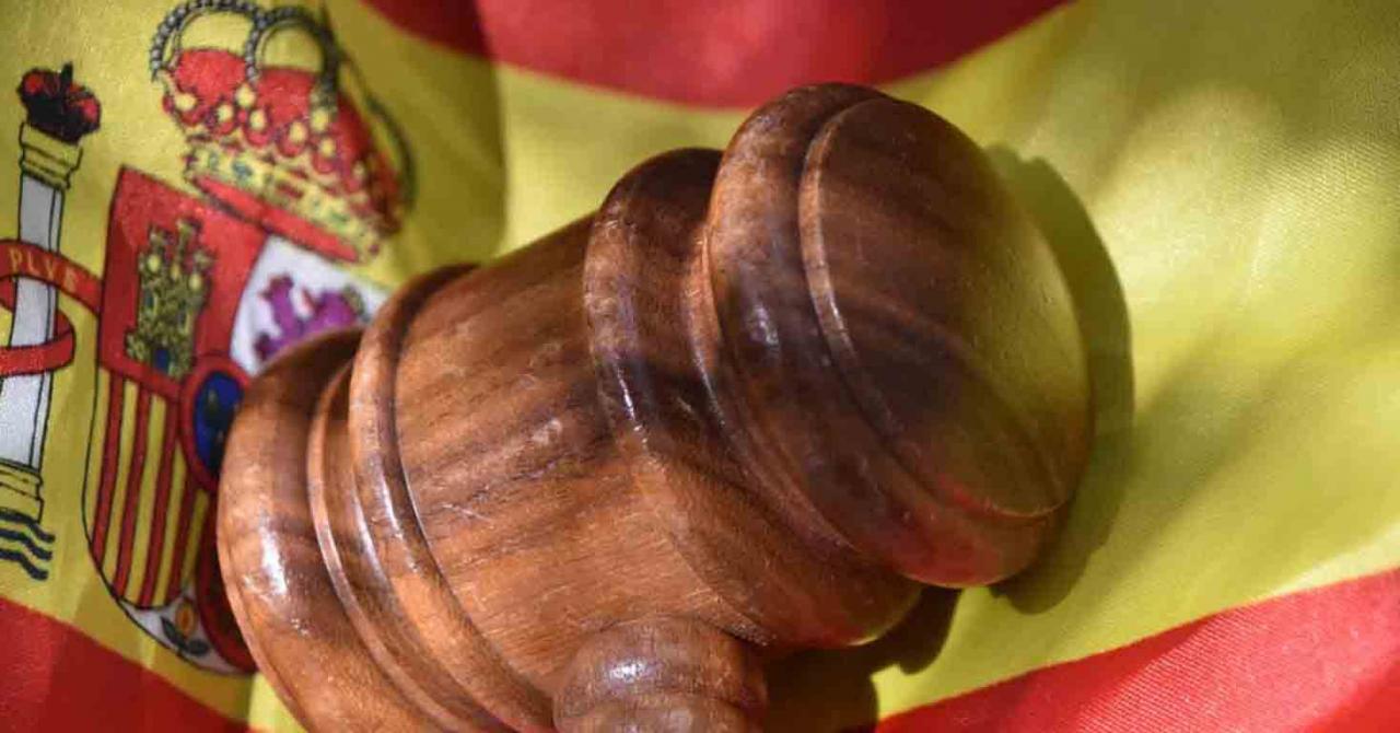 Nuevas sentencias y autos del Tribunal Supremo publicados durante los primeros días de octubre 2020 Pronunciamientos del TS durante los primeros días de octubre 2020. Imagen de la bandera de España con un mazo