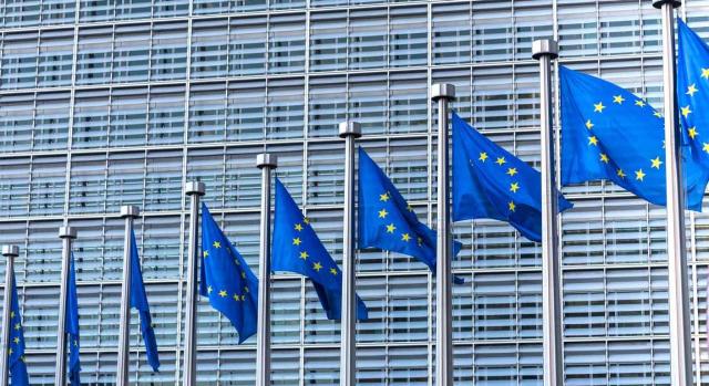 La Comisión Europea insta a España a que ponga fin a la imposición discriminatoria de las viviendas de contribuyentes no residentes utilizadas como residencia habitual. Imagen de banderas de la Unión Europea