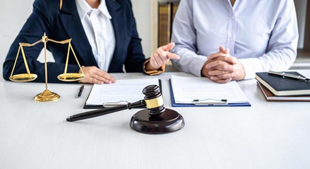 Selección de jurisprudencia. Segunda quincena de enero de 2026. Imagen de una mesa con una balanza y un mazo de juez