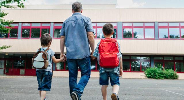 Compatibilidad entre el mínimo por descendientes y la regla de anualidades por alimentos en favor de hijos en los casos de guardia y custodia compartida No existe incompatibilidad en el IRPF entre el mínimo por descendientes y la aplicación de la regla de anualidades por alimentos en favor de hijos cuando el contribuyente ostenta además la guardia y custodia compartida. Imagen de un padre llevando a sus hijos al cole