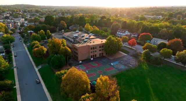 Los interesados pueden solicitar directamente a la Administración catastral la subsanación de discrepancias en la descripción catastral El TS reconoce que los interesados pueden solicitar directamente a la Administración catastral la subsanación de discrepancias en la descripción catastral de un inmueble. Imagen de un centro educativo concertado rodeado de árboles