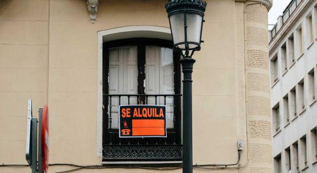 Para calificar como actividad económica al arrendamiento de inmuebles debe justificarse una mínima carga de trabajo Para calificar como actividad económica al arrendamiento de inmuebles debe justificarse una mínima carga de trabajo que requiera, desde la lógica económica, contar con un local exclusivo y una persona empleada con contrato laboral y a tiempo completo. Imagen de un cartel de Se alquila en el balcón de una casa