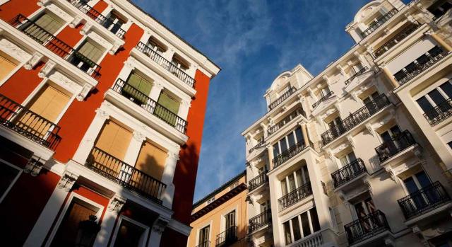 La DGT determina el sujeto pasivo y cuota en caso de un inmueble adquirido en marzo y otro que contaba con un beneficio fiscal hasta mitad de año. Imagen de unos edificios de Madrid centro