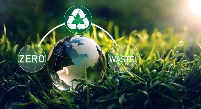 Gipuzkoa aprueba los impuestos sobre los envases de plástico y depósito incineración y la coincineración de residuos Gipuzkoa aprueba los impuestos sobre los envases de plástico no reutilizables y sobre el depósito incineración y la coincineración de residuos. Imagen de una bola del mundo a la que la rodena los logotipos del reciclaje