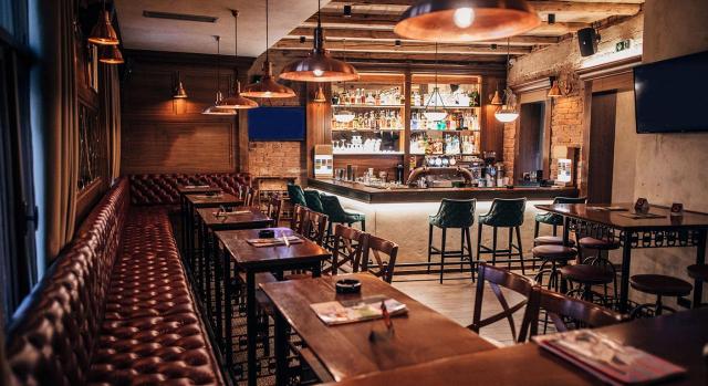 Publicada en el BOE y con mínimos cambios la Orden de módulos para 2022 IRPF e IVA: Orden de módulos para el año 2022. Imagen de un bar cafetería