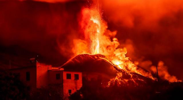 La DGT se pronuncia sobre los efectos fiscales de las ayudas percibidas por parte los afectados de la erupción volcánica en La Palma. Imagen del volcán de La Palma en erupción