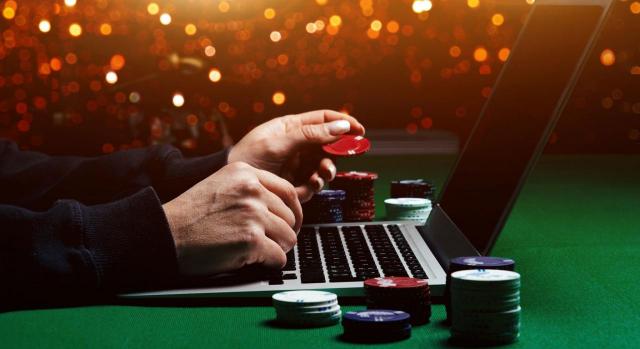 IVA, BWIN, Gibraltar, juego on line. Imagen de persona jugando al poker