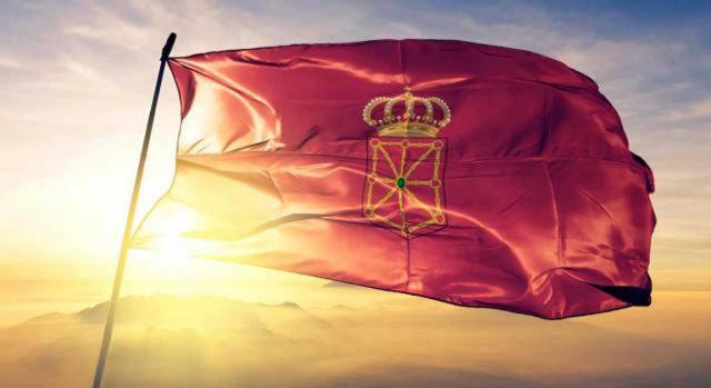 Navarra aprueba sus presupuestos generales para 2024. Imagen de la bandera de Navarra sobre un fondo de un atardecer o amanecer