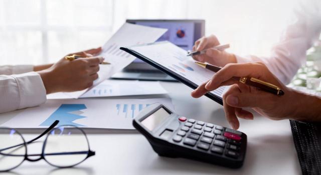 Publicadas las normas para la elaboración de los PGE 2026 Publicadas las normas para la elaboración de los PGE 2026. Equipo trabajando con tableta y documentos, haciendo planificación