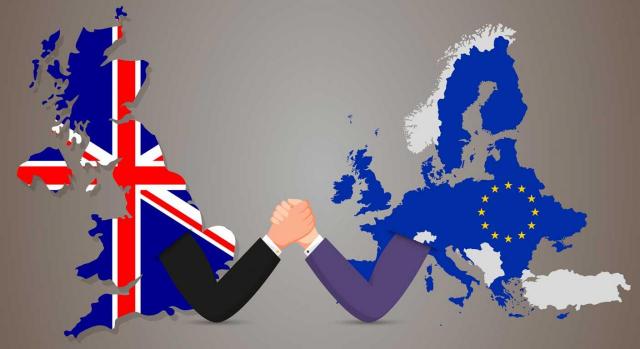 El TJUE declara que el Reino Unido incumplió la prohibición de no ejecutar ayudas de Estado al exigir que Rumanía abonase una indemnización a inversores mientras el Tribunal debía pronunciarse sobre la decisión de la Comisión. Imagen de un brazo enlazado a otro en el que en uno está la bander de Reino Unido y en el otro brazo la bandera de la Unión Europea