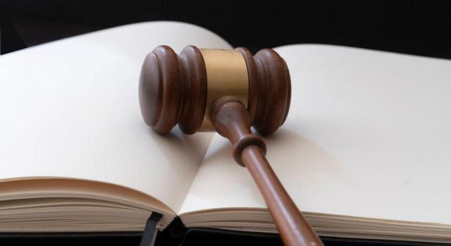 Autos destacados del Tribunal Supremo publicados en la primera quincena de enero de 2026. Imagen de un mazo de juez sobre un libro abierto en blanco