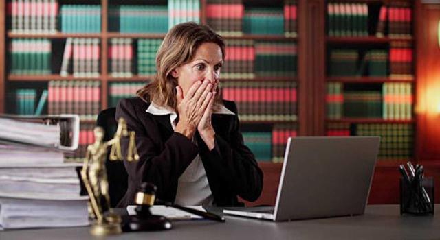 Aplicación de la reducción del 30% a los rendimientos del abogado por sus servicios en un solo proceso judicial durante más de dos años Debe aplicarse la reducción del 30% a los rendimientos percibidos por un abogado por los servicios de defensa jurídica en un solo proceso judicial al prolongarse más de dos años. Imagen de una abogada con las manos en la boca con cara de susto tras leer algo en su portátil