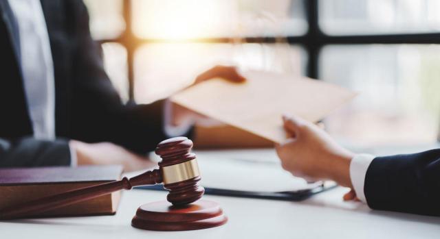 IVA e IRPF: abogado que se defiende a sí mismo en juicio