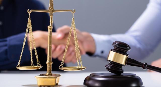 ¿Puede un órgano jurisdiccional anular una sanción sin plantear cuestión de inconstitucionalidad? ¿Puede un órgano jurisdiccional anular una sanción sin plantear cuestión de inconstitucionalidad? Imagen de balanza, mazo sobre mesa con apretón de manos