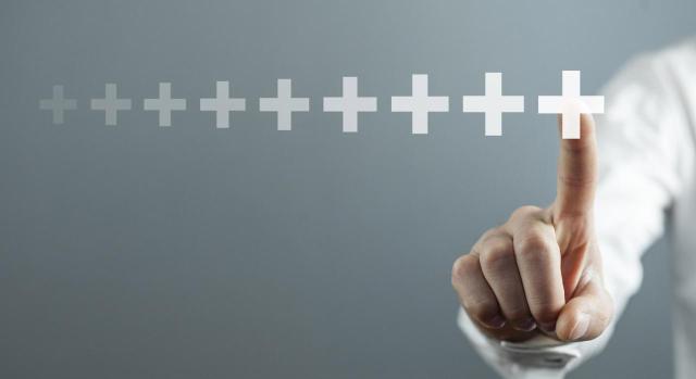 ISD: Adición de bienes a la masa hereditaria por la Administración en el procedimiento de inspección. Mano tocando el signo positivo + en desarrollo y creciendo