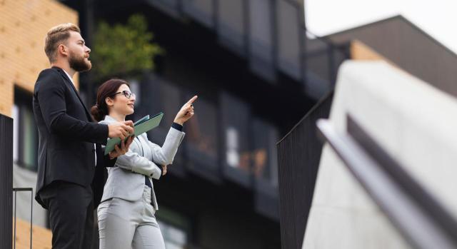 El TS reiterando su doctrina considera que la visita exterior de un inmueble no es suficiente para entender motivada la comprobación de su valor El Tribunal Supremo reiterando su doctrina considera que la visita exterior de un inmueble incluyendo fotografías sin mayor explicación, no es suficiente para enervar la necesidad de visita interior para entender motivada la comprobación de su valor. Imagen de unos agentes inmobiliarios señalando un piso