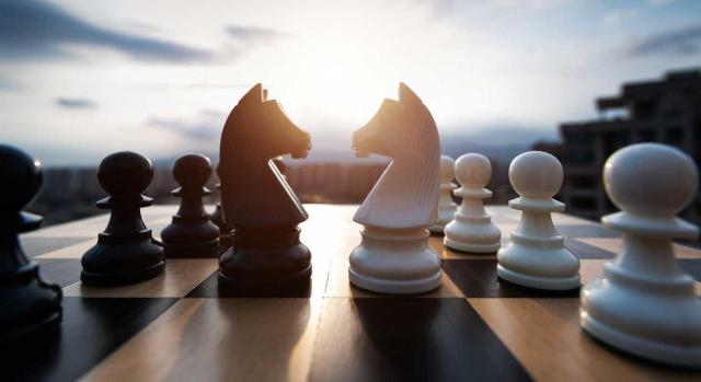 ATS: ¿Poseen legitimación activa por gozar de interés legítimo los herederos en un procedimiento de resolución de conflictos en materia de tributos de Estado cedidos a las CC.AA? Imagen de un tablero de ajedrez en el que se enfrentan los dos caballos el negro y el blanco