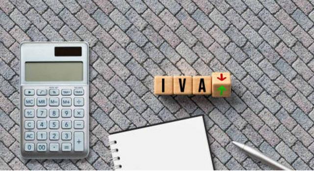 Álava mantiene la regulación del régimen simplificado del IVA para 2021. Imagen con elementos de escritorio