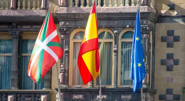 Alava modifica su normativa de IRNR, IVA e II.EE. Banderas de Euskadi, España y la Unión Europea
