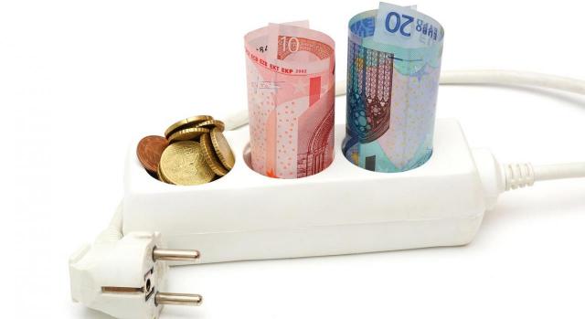 Álava aprueba medidas urgentes en el ámbito energético y otras medidas tributarias Álava aprueba medidas urgentes en el ámbito energético y otras medidas tributarias. Imagen de regleta eléctrica con dinero en los huecos del enchufe