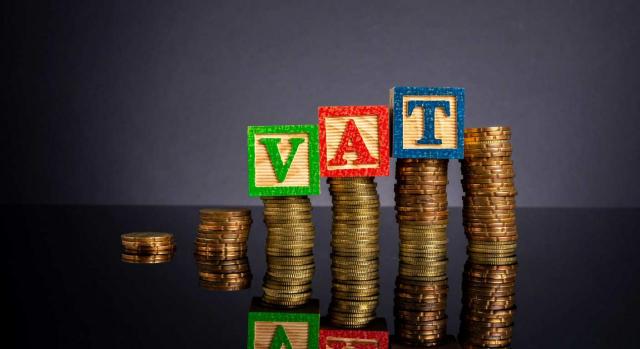 Álava modifica su reglamento de IVA para adaptarlo a los cambios por la transposición de diversas directivas de la UE Álava modifica su reglamento de IVA para adaptarlo a los cambios por la transposición de diversas directivas de la UE. Imagen de cubo de la letras del vat y monedas