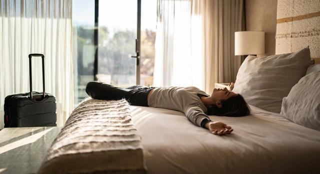 IRPF: una habitación de la vivienda habitual destinada a alquiler turístico IRPF: una habitación de la vivienda habitual destinada a alquiler turístico. Mujer que llega a un hotel y descansa sobre la cama