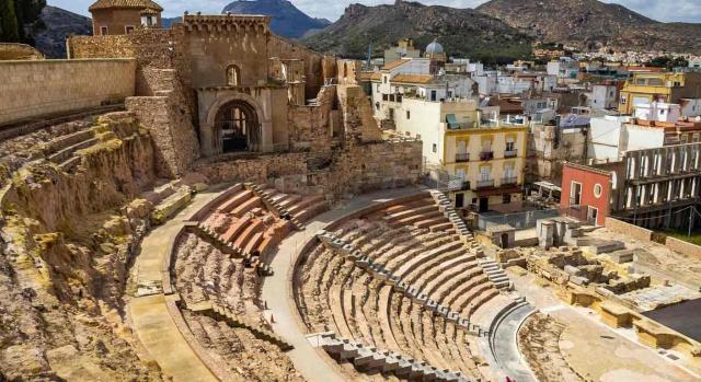 IRPF, ISD, deducciones, reducciones. Imagen de una vista aérea del anfiteatro romano de Cartagena