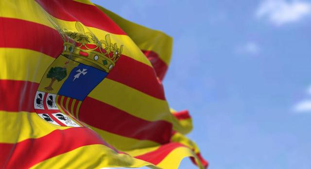 Medidas fiscales dentro de la Ley de Presupuestos de Aragón para el año 2024. Imagen de una bandera aragonesa ondeando al viento en un día despejado