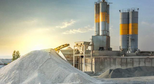 Vulnera la libertad de establecimiento establecer el pago de un canon minero adicional obligatorio que perjudica en la mayor parte de los casos a las sociedades que tienen su domicilio social en otro Estado miembro con independencia de su volumen de negocios. Imagen de arena destinada a la fabricación de cemento en una cantera