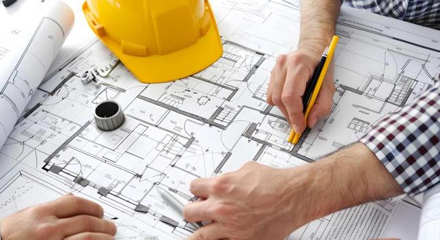 El Tribunal Supremo diferencia entre inspección y regularización catastral y fija en 18 meses el plazo máximo de duración de la inspección catastral, sin que su incumplimiento determine la caducidad del procedimiento. Imagen de un plano de un edificio modificandolo el arquitecto