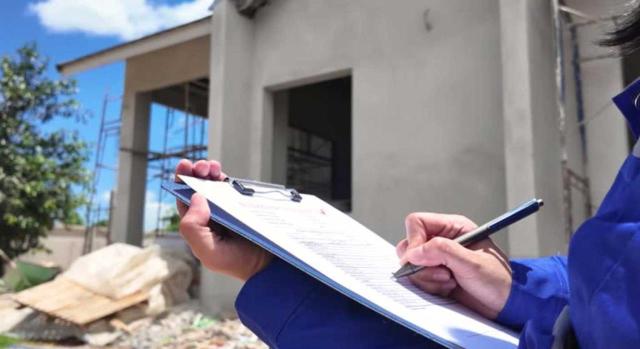 El TS determina cuál es el plazo del procedimiento de inspección catastral para regularizar la descripción catastral de un inmueble a efectos de IBI y sus diferencias respecto al procedimiento de regularización catastral. Imagen de una mujer arquitecta revisando su obra