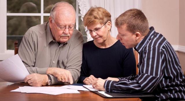 El TS deberá determinar si en los supuestos de legado de parte alícuota, la base imponible del ISD debe calcularse atendiendo al valor neto de la adquisición y concretar algunos aspectos del procedimiento de tasación pericial contradictoria. Imagen de un chico joven ayudando a una pareja de abuelos con papeles