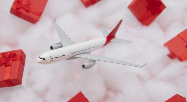 El concepto de «uso propio» en productos sujetos a impuestos especiales, objeto de circulación intracomunitaria por particulares, excluye regalos o entregas gratuitas a terceros. Imagen de un avión rodeado de regalos rojos y algodón