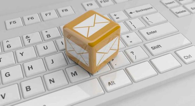 Imagen de un cubo con el símbolo de correo en un teclado. Avisos electrónicos por correos