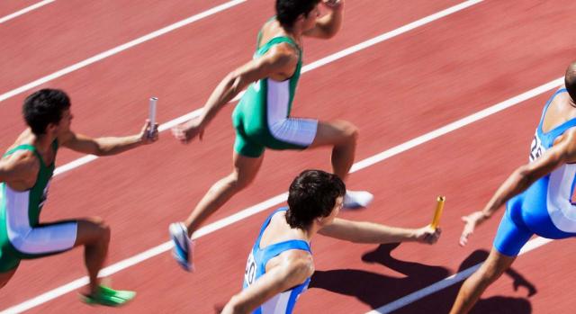 Las ayudas a los deportistas de alto nivel pueden estar exentas en IRPF. Imagen de carrera masculina de relevo