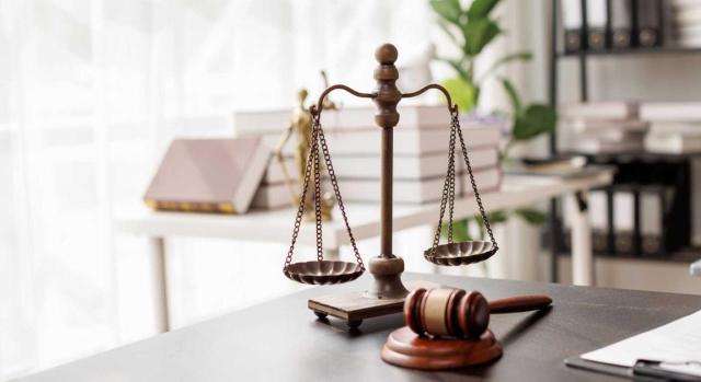 Selección de jurisprudencia. Segunda quincena de febrero de 2026. Imagen de un escritorio de trabajo en el que está la balanza y el mazo de juez