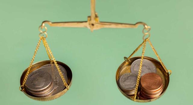 Ganancia patrimonial consecuencia de retasación de justiprecios, calificación de los intereses y aplicación de coeficientes de abatimiento Ganancia patrimonial consecuencia de retasación de justiprecios, calificación de los intereses y aplicación de coeficientes de abatimiento. Imagen de una balanza con monedas
