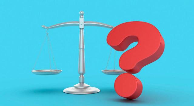 Autos  destacados del Tribunal Supremo publicados en la segunda quincena de diciembre de 2025. Imagen de una balanza y el símbolo de interrogación rojo a su derecha