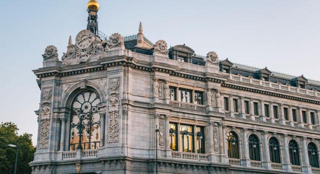 El TS debe reafirmar, reforzar o completar su jurisprudencia sobre la aplicación del art. 7 p) Ley IRPF a los empleados del Banco de España El TS debe reafirmar, reforzar o completar su jurisprudencia sobre la aplicación del art. 7 p) Ley IRPF a los rendimientos percibidos por los empleados del Banco de España destinados en comisión en el Banco Central Europeo. Imagen del Banco de España de Madrid