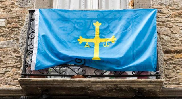 Asturias introduce mejoras en las deducciones de IRPF y nuevos beneficios fiscales Asturias introduce mejoras en las deducciones de IRPF y nuevos beneficios fiscales. Imagen de la bandera de Asturias en balcón