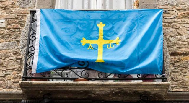 Asturias introduce mejoras en las deducciones de IRPF y nuevos beneficios fiscales. Imagen de la bandera de Asturias en balcón