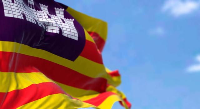 Baleares reduce los tipos de gravamen marginales de la escala autonómica. Imagen de la bandera de Baleares en un día despejado