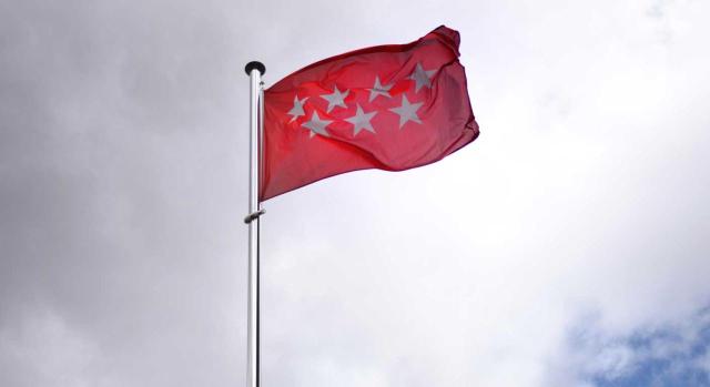 Nueva Ley de Hacienda de la Comunidad de Madrid. Imagen de la bandera de la Comunidad de Madrid ondeando