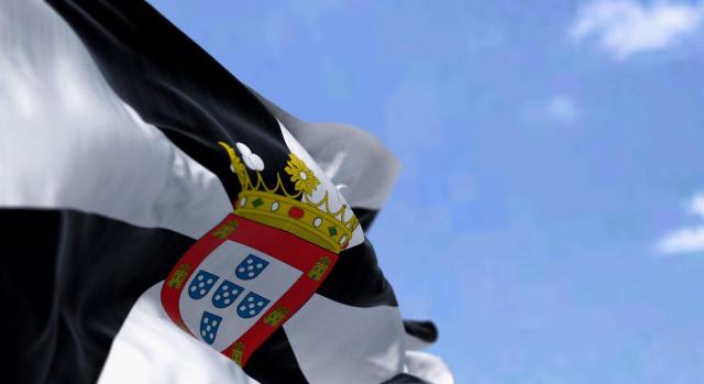 La deducción no requiere presencia física del profesional en Ceuta, solo que la actividad económica se haya realizado en Ceuta La deducción no requiere presencia física del profesional en Ceuta, solo que la actividad económica se haya realizado en Ceuta. Imagen de la bandera de Ceuta ondeando al viento