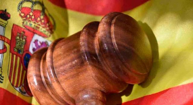 Autos y sentencias del Tribunal Supremo destacados de la segunda quincena de enero de 2022. Imagen de un mazo sobre la bandera de España