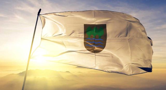 Gipuzkoa aprueba su Ley de Presupuestos: IRPF Gipuzkoa mediante su ley de presupuestos realiza cambios favorables en materia de IRPF para 2026. Imagen de la bandera de Gipuzkoa ondeando un dia soleado
