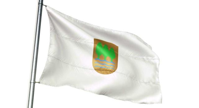 Gipuzkoa aprueba nuevas medidas fiscales, modifica sus reglamentos del IRPF,  IS y de obligaciones formales para adaptarlos a la revisión de su sistema tributario, el control de criptoactivos y cuentas financieras y el nuevo impuesto complementario. Imagen de la bandera de Gipuzkoa ondeando sobre un fondo blanco