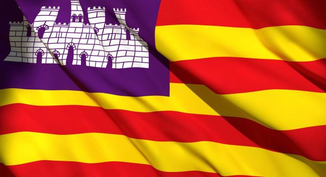 Las Islas Baleares ha adoptado medidas fiscales en materia de conciliación de la vida familiar y laboral. Imagen de la bandera de las Islas Baleares