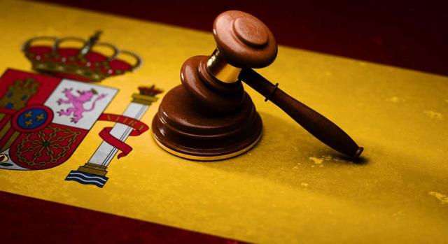 ¿La aplicación de la normativa autonómica del ISD a los sujetos pasivos no residentes en idéntica situación es una opción o un derecho autónomo? El TS deberá determinar si la aplicación de la normativa autonómica del ISD a los sujetos pasivos no residentes en idéntica situación es una opción o un derecho autónomo. Imagen de un mazo sobre la bandera de España