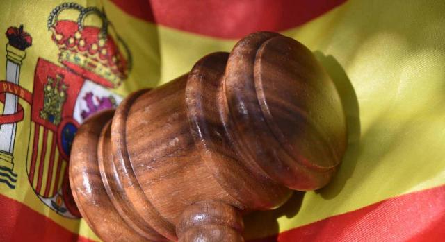 Inconstitucionalidad de distintos preceptos del Código tributario de Cataluña. Imagen de bandera de España y maza judicial